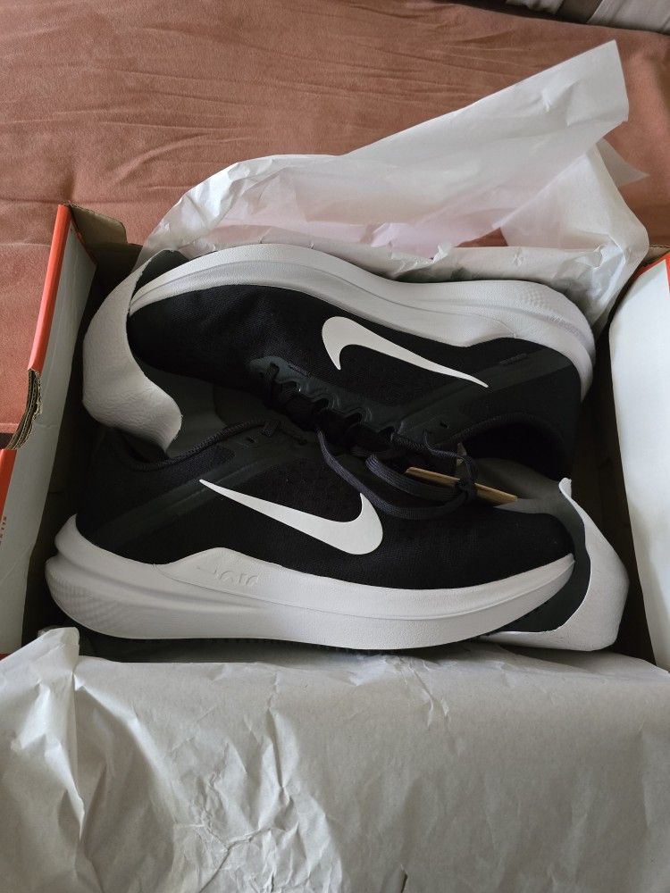 Nike Women's Winflo 10