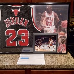 MICHAEL JORDAN HOF WITH THE BULLS, STITCHED, BRANDED, AUTHENTIC FRAMED JERSEY, SIGNED PICTURE,COA.