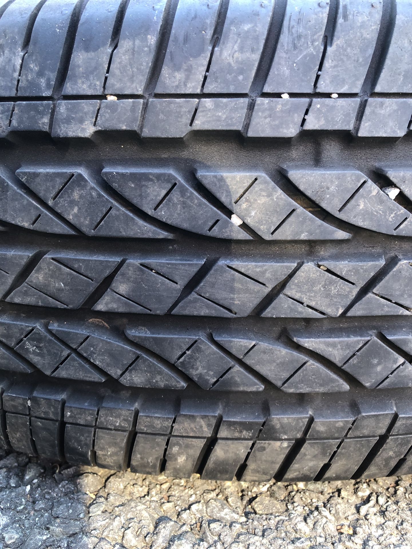 One used tire 225/65R17 BRIDGESTONE DUELER H/T $35 una llanta usada 225/65R17 BRIDGESTONE DUELER H/T $35