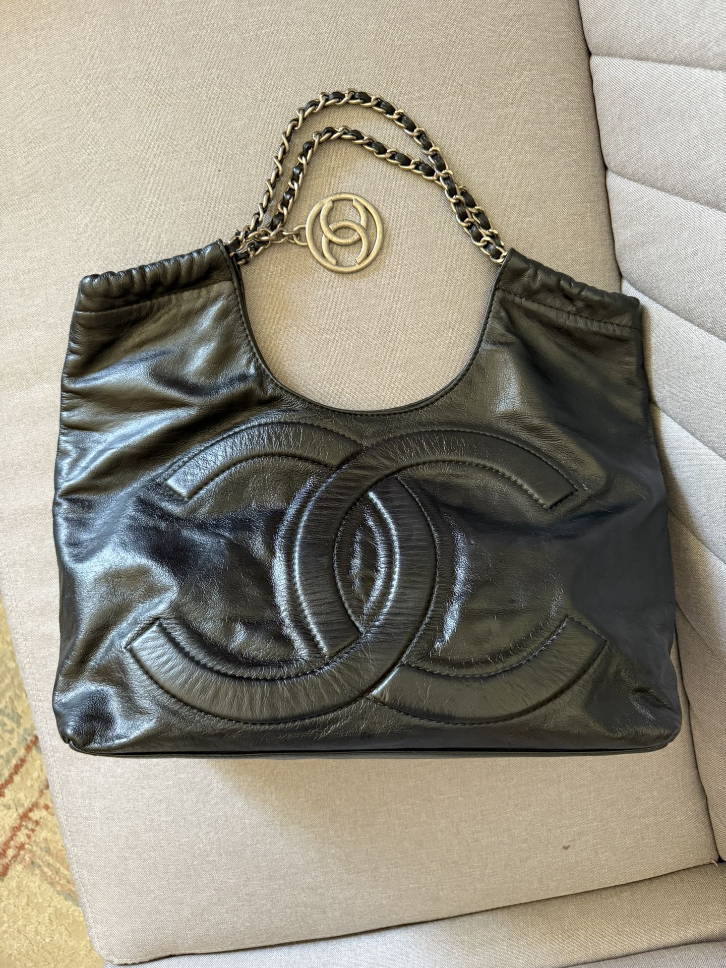 CHANEL Vintage Calfskin Graffiti Tote – Rare & Unisex Design 🔥