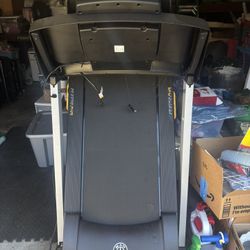 treadmill : gold gym 