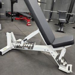 HEAVY DUTY COMMERCIAL GRADE 1000 LBS CAPACITY ADJUSTABLE BENCH THAT CAN INCLINE, FLAT AND MILITARY PRESS WITH WHEELS ( BRAND NEW IN THE BOX  )