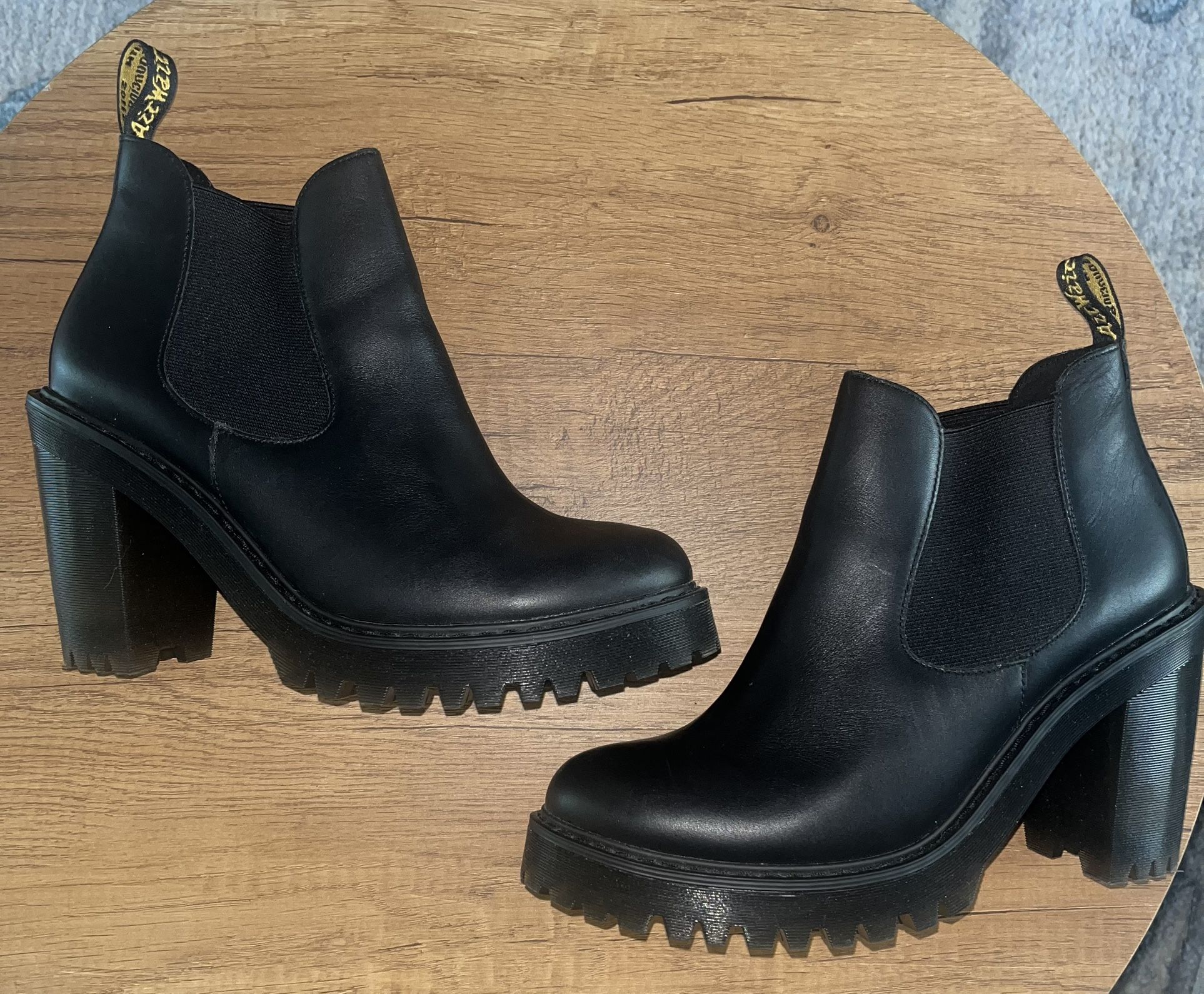 Dr Martens Hurston Black Leather Slip On Heeled Chelsea Ankle Boots Women's Size 10 US