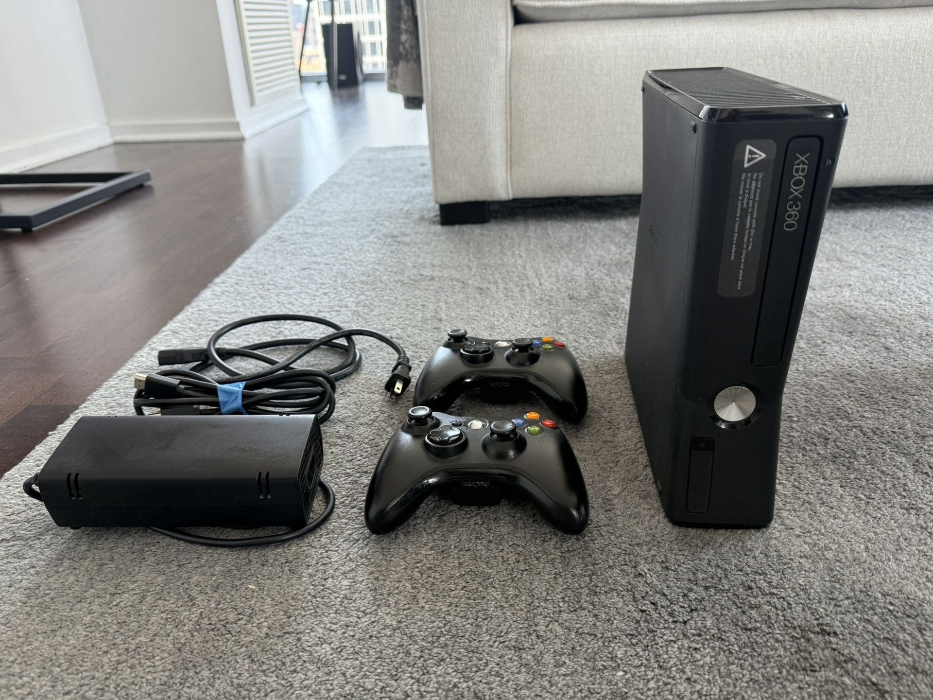 Xbox 360 Slim Bundle + 2 Controllers + Kinect + 9 Games. See description for details.