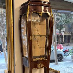  Louis XV Vitrine LOOK UP A French Louis XV style ormolu-mounted mahogany vitrine cabinet. TIME PERIOD 19th Century ORIGIN France ESTIMATED VALUE I es