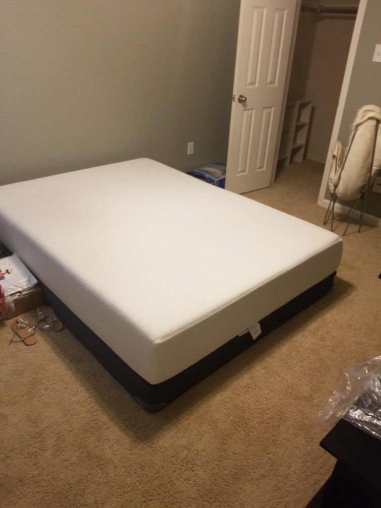 Queen Size Memory Foam Mattress +Box Spring for Sale in Frisco, TX