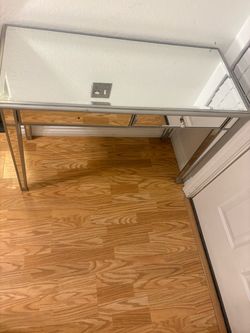 Mirrored vanity table