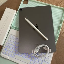 Apple iPad Air 5th Generation (M1 chip / 2022) 64GB with keyboard, pencil & Accessories 