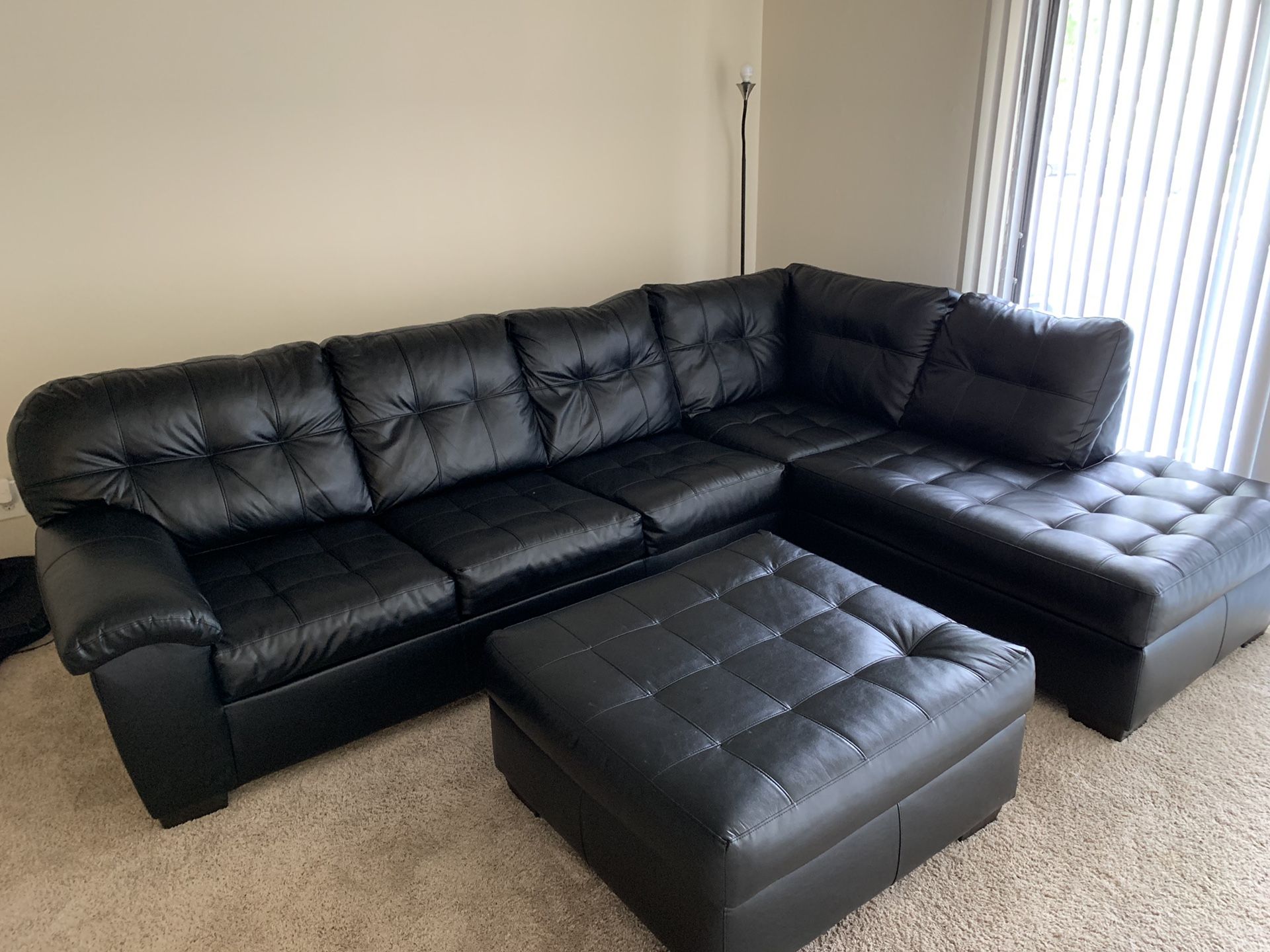 Like New Black Sectional w/ Pullout bed and Ottoman
