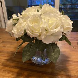 A Beautiful Bouquet Of White Roses Flowers Arrangement In A Clear Vase - Centerpiece Decoration For Home Or Wedding