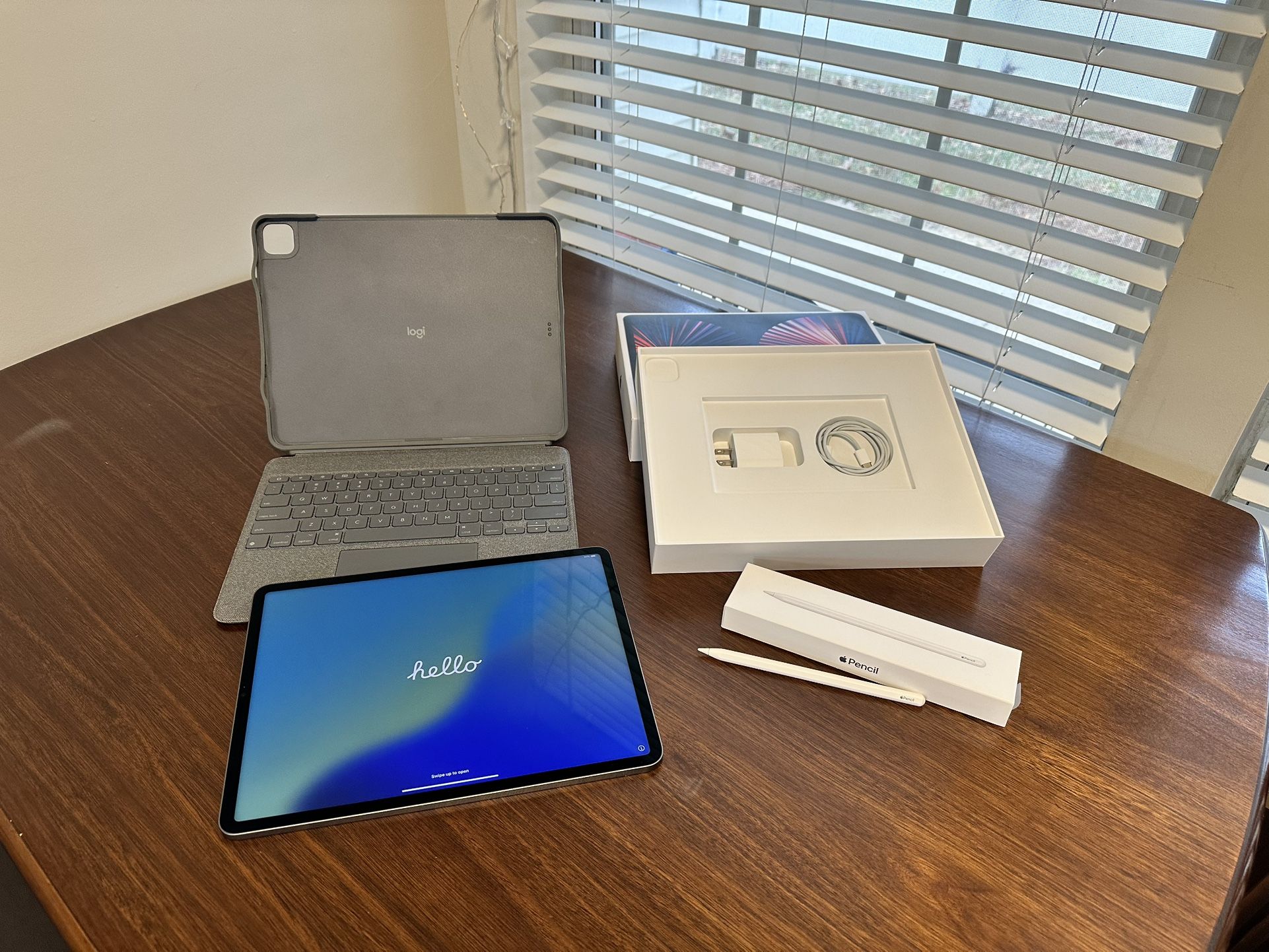 iPad Pro 12.9” 5th Gen (256GB, M1) + Apple Pencil 2 + Logitech Combo Touch