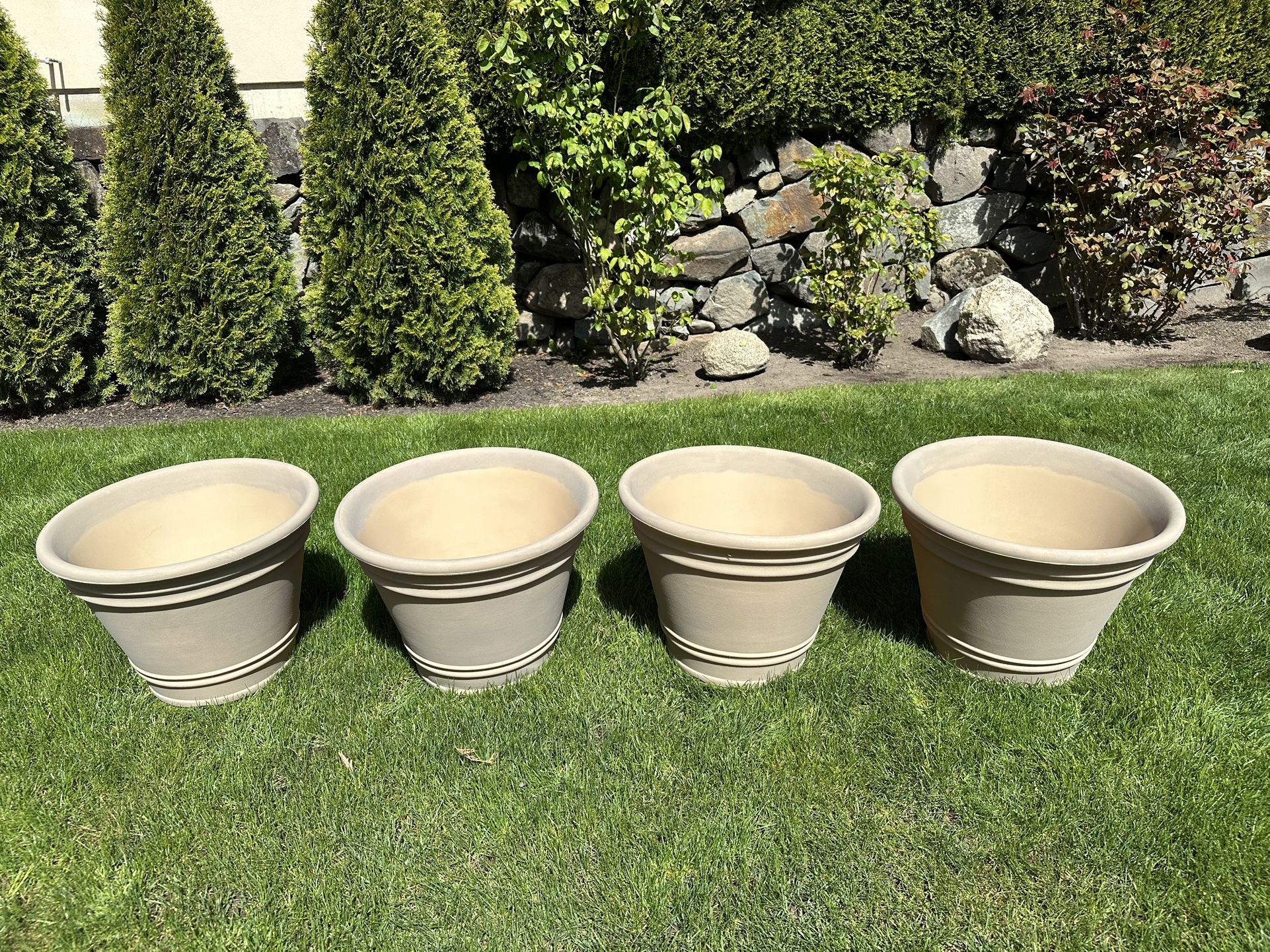 20” Flower pot planters Set Of 4 NEW