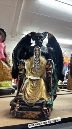 Santa muerte sentado en trono de gárgolas