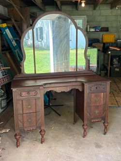 Beautiful Vintage-Style Vanity with Large Mirror – $175.00 OBO