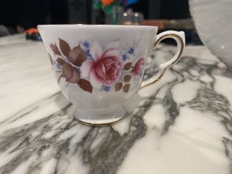 Queen Anne Fine Bone China England Tea Cup Pink Flowers w/ gold trim