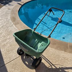 Scotts Deluxe EdgeGuard Broadcast Spreader 15,000 Sq Ft Fertilizer and Seed