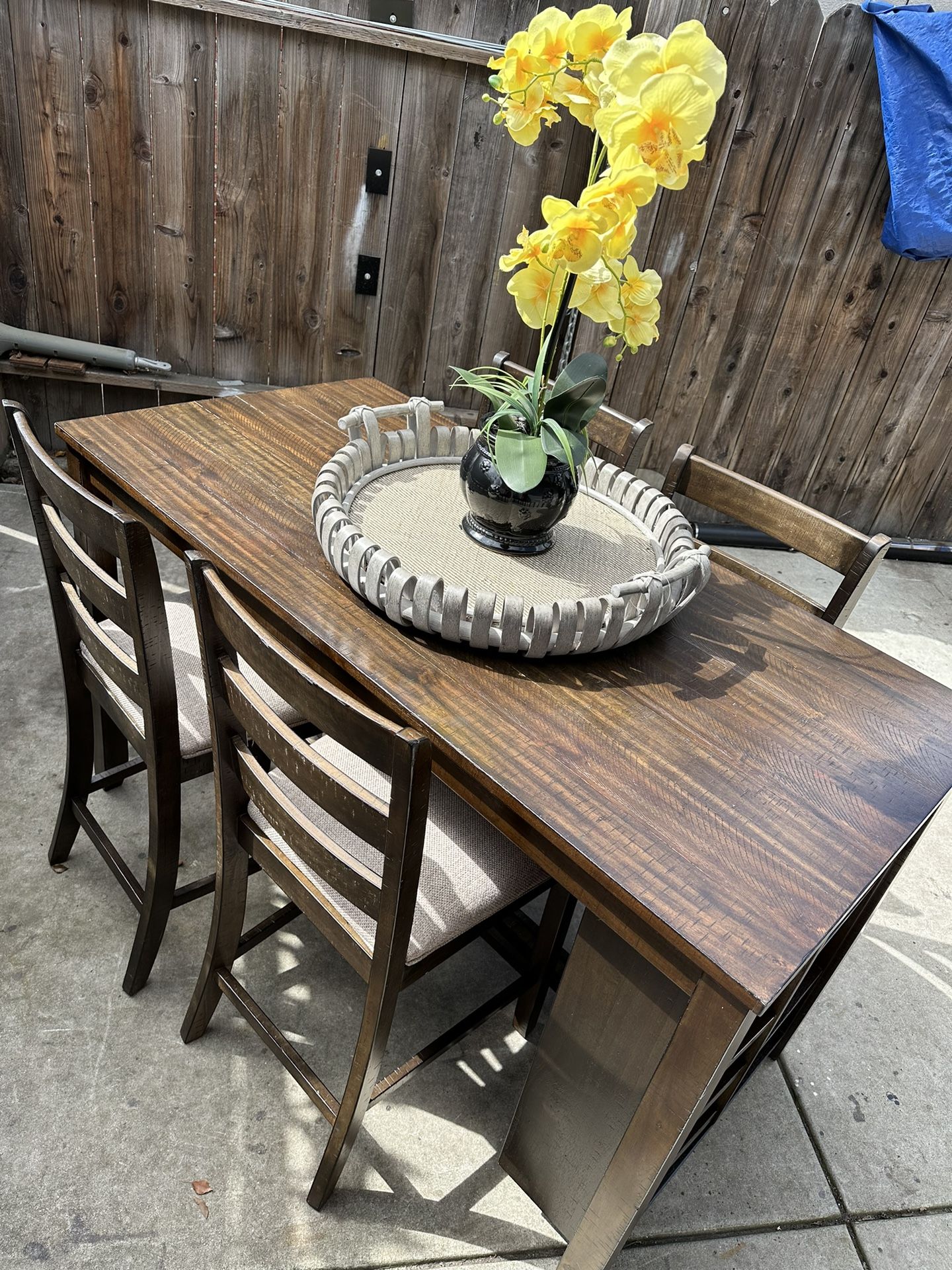 Gorgeous Tall Table With 4 Matching Chairs