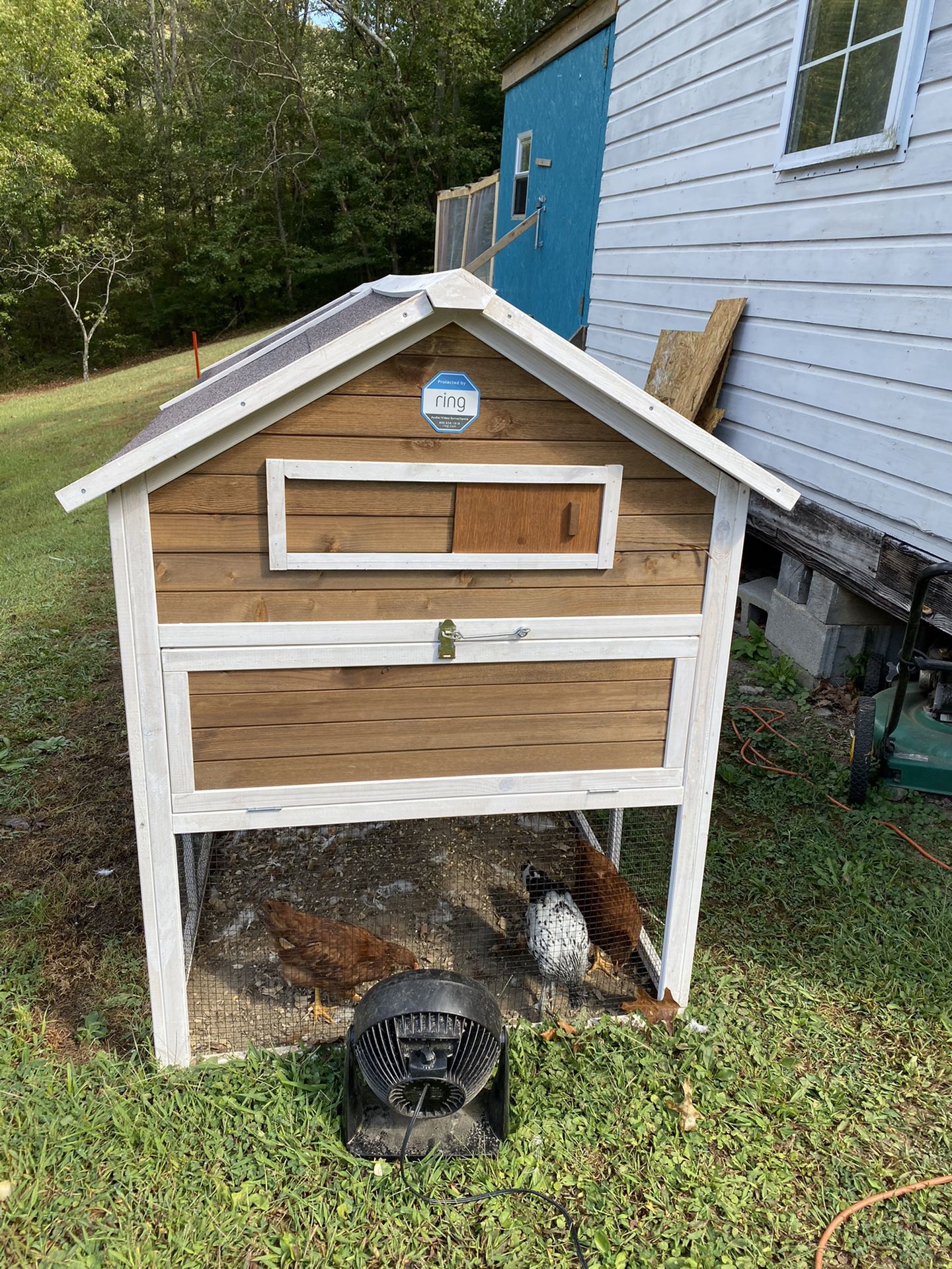 Lightly Used Chicken House for 6 Chicken