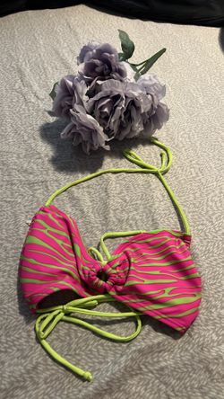 Gorgeous Bikini Top Size Large, Must Go, Feel Free To Make An Offer