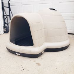 Large Dog House In Excellent Condition