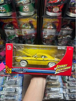 Johnny Lightning Muscle  1970 Dodge Challenger R/T 1/24 Rare Yellow /White Tires