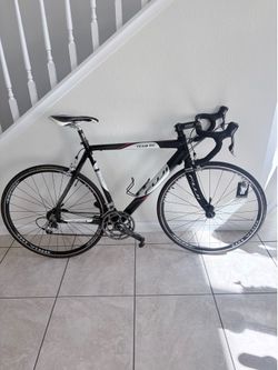 Men’s 11 speed Fuji road bike, carbon fiber, 56 CM