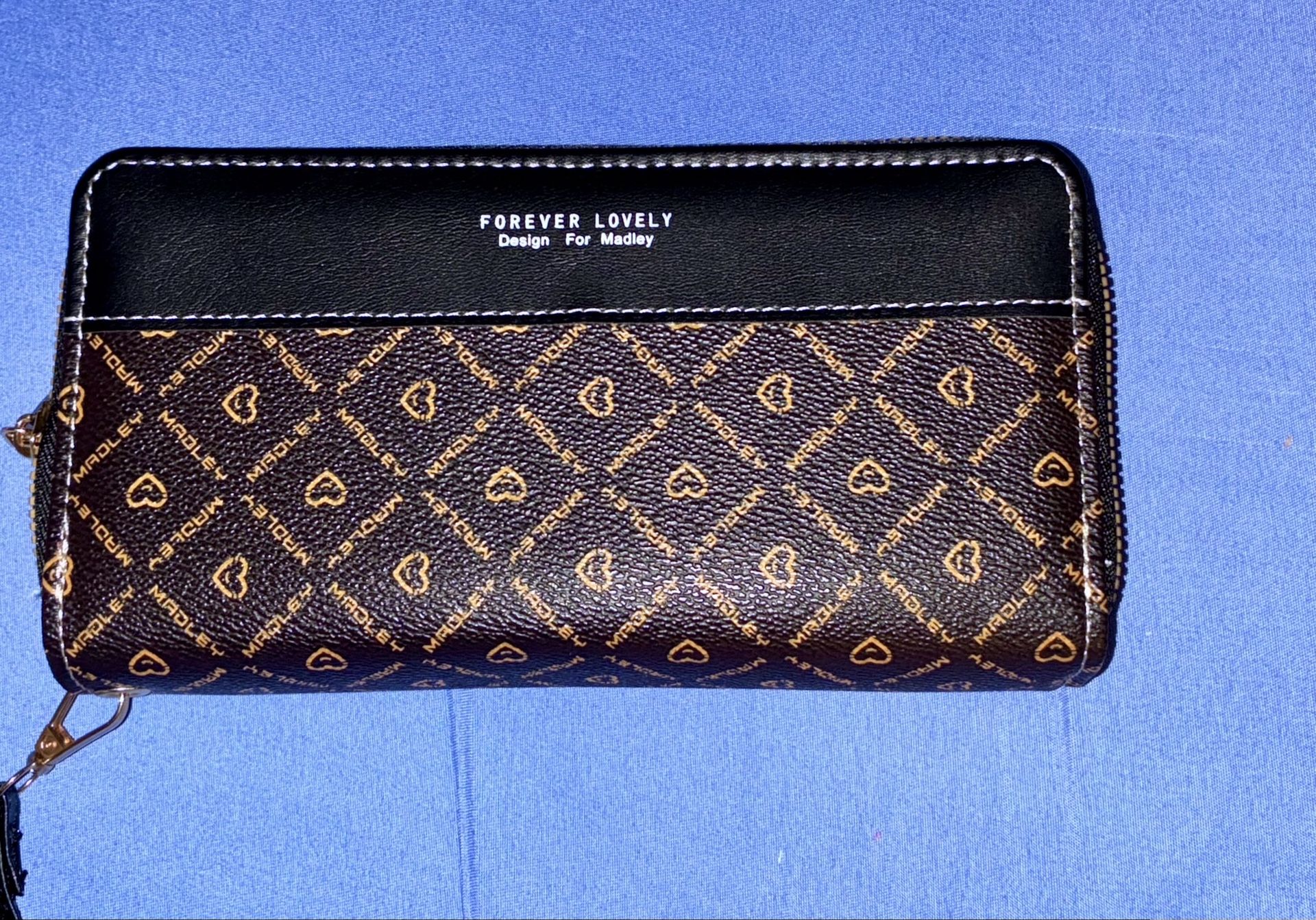 Forever Lovely Womens Wristlet