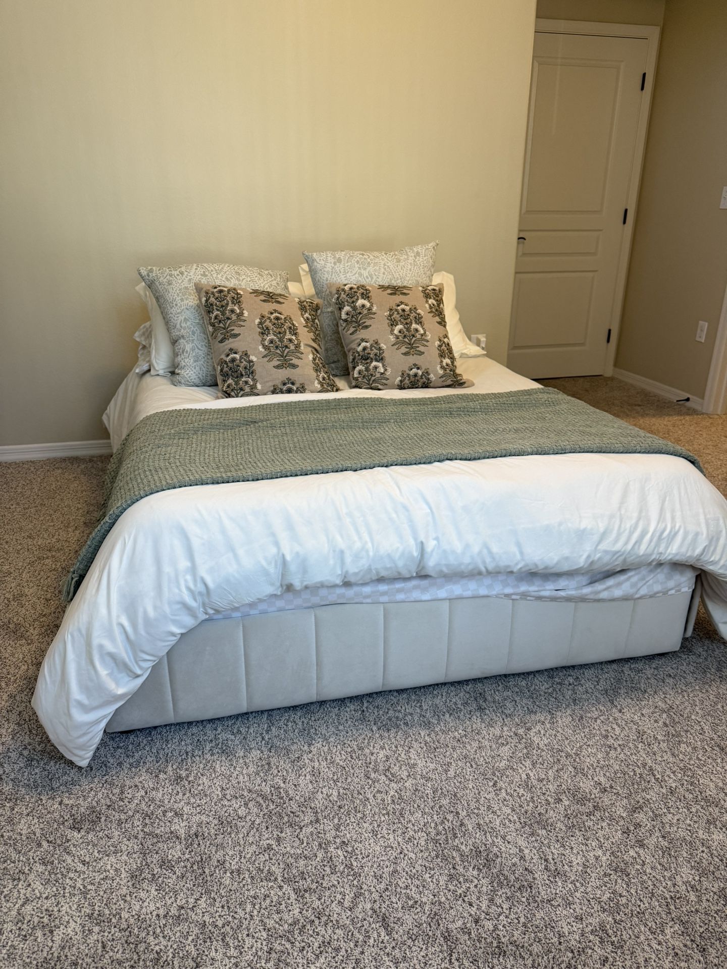 Upholstered Storage Platform Bed (Full)