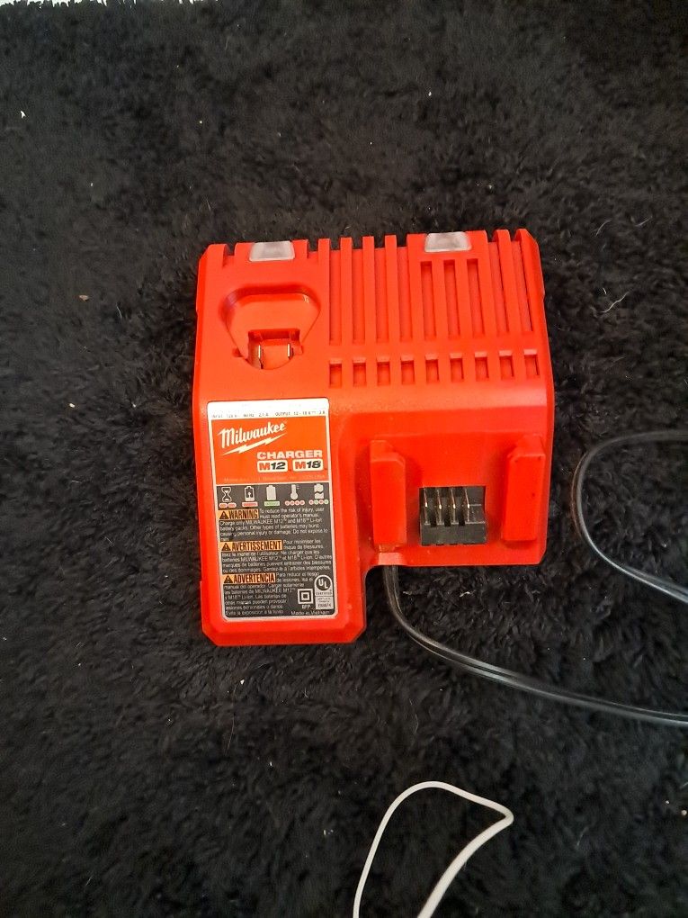 Milwaukee Tool Dual M12/M18 Battery Charger