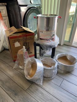 FEASTO Deep fryer set - *** NEW *** PRICE IS NEGOTIABLE ***