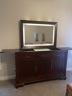 Portrait Vue Lighted Mirror Dresser 