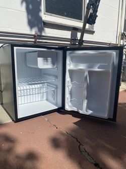 Mini fridge 