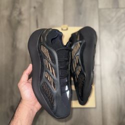 Yeezy 700 Clay Brown Size 10
