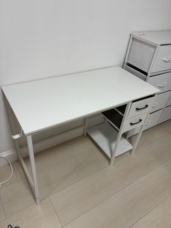 White desk with drawers