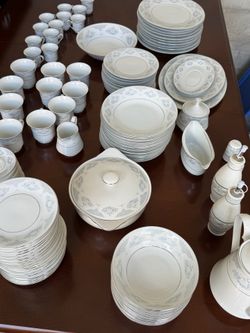 Fine china dinner ware set