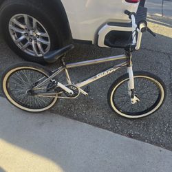 Giant Method 01 BMX Bike