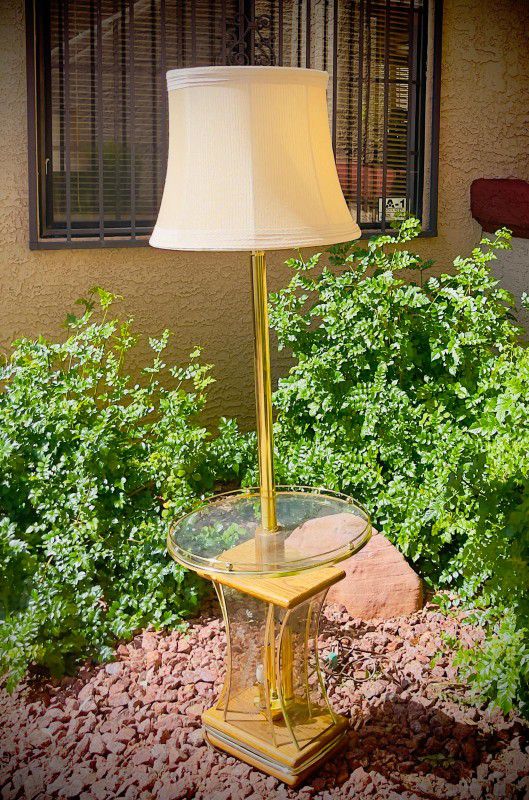 GORGEOUS LAMP, WITH 4 WORKING BULBS.
ONE ON TOP AND 3 ON THE LOWER PART OF THE LAMP.
AROUND THE LOWER PART OF THE LAMP THERE IS A ROUND GLASS TABLE.
