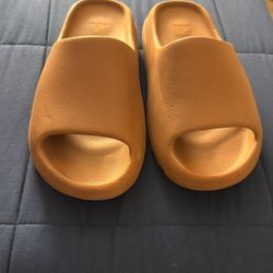 Yeezy Slide Size 9 Good Condition 
