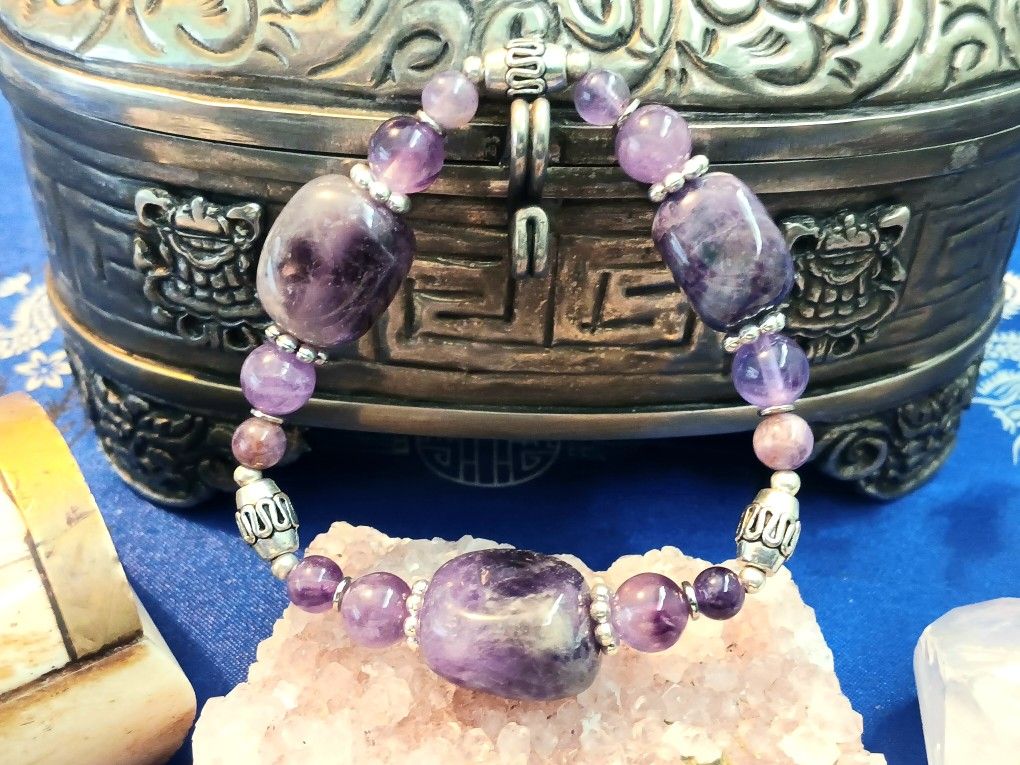 Bracelet with unique square cut centerpiece amethyst.