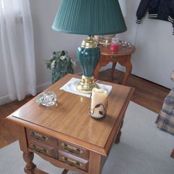 End Table Very Good Condition. 