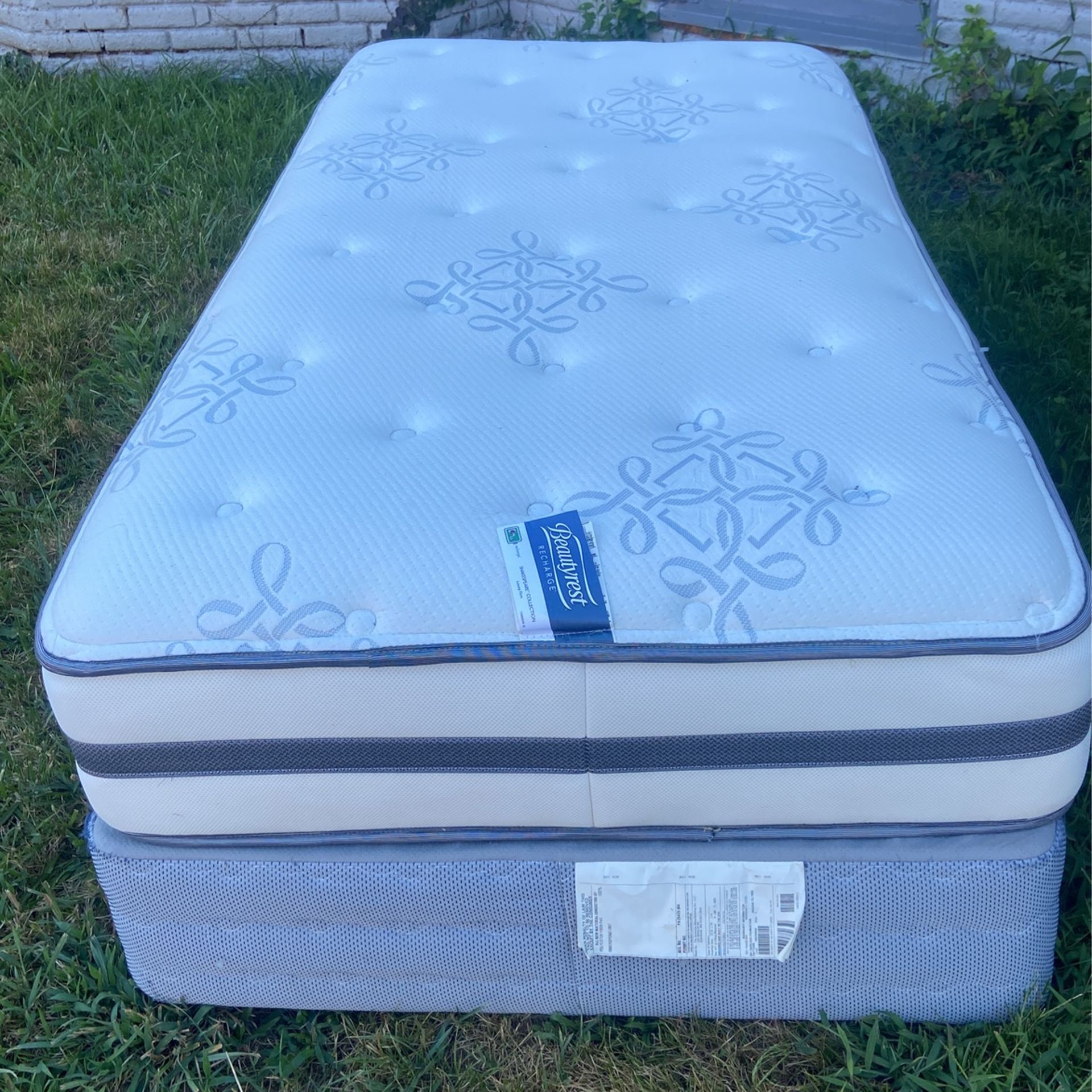 Twin Size Beauty rest Recharge Shakespeare Collection for Sale