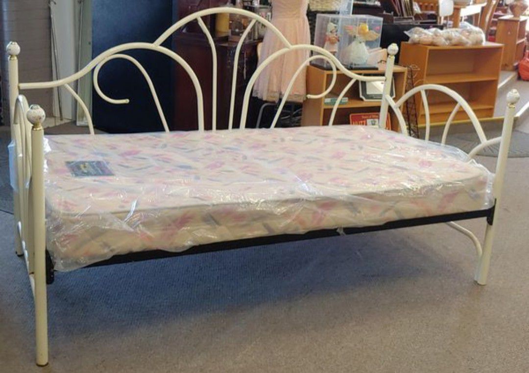 Vintage Twin Size Day Bed Mattress Not Included