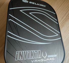 Selkirk invikta vanguard mid weight pickleball paddle