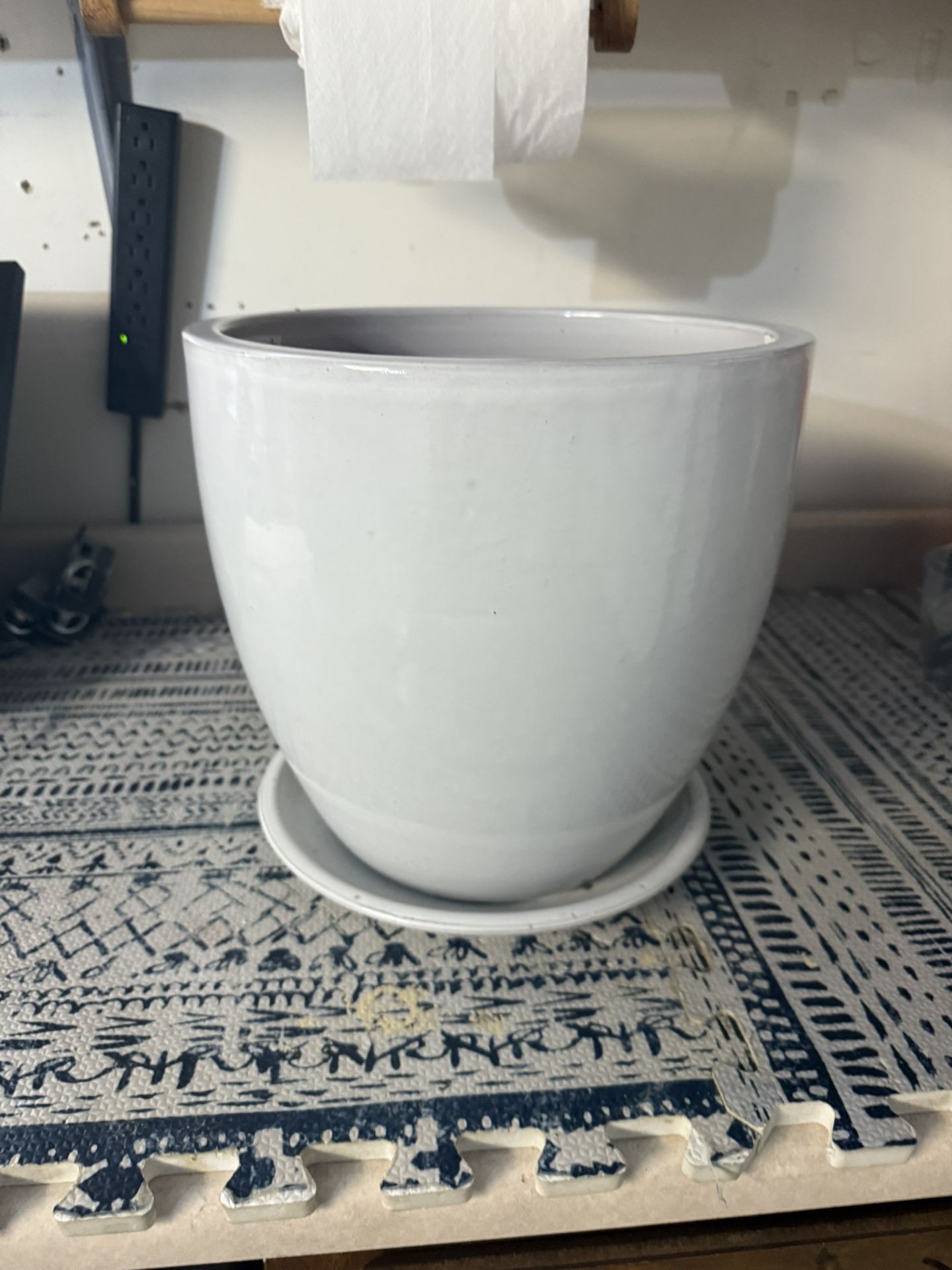 Flower Pots Small Resin Planters for Indoor/Outdoor Plants Plant Pots White Flower Pots Decorative Round Flowerpots with Drainage Holes and Saucer Dec