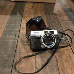 Racer Vintage Film Camera Petri Lens with case, not tested but battery compartment is clean