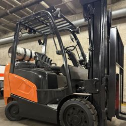 DOOSAN forklift 6600 lb ;3 stage, side shift 