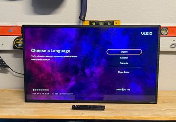 VIZIO 32" 1080p Smart TV (D-Series) - Excellent Condition with Remote
