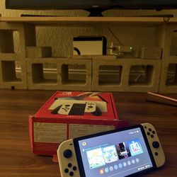 Nintendo Switch OLED White w/ Animal Crossing 250 GB