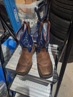 Kids Ariat boots size 1