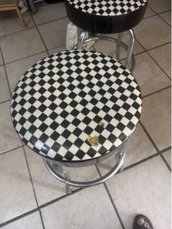 2 bar stools